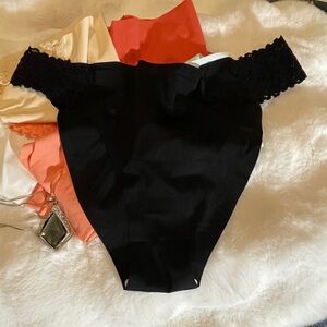 6 pair Seamless Lace panties Set of 6 various colors.
So silky. Cotton line.